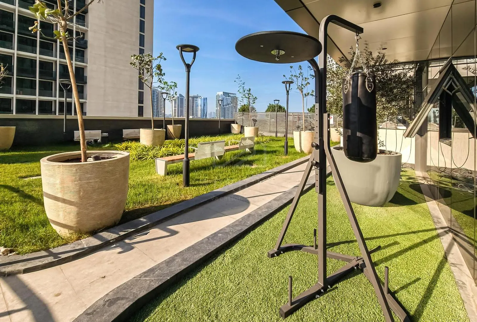 Classy 1 Bedroom In Nobles Tower 두바이 0*,